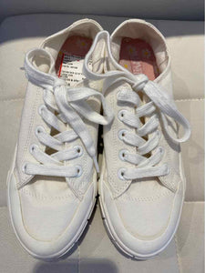 Mad Love creme Shoe Size 6 sneakers