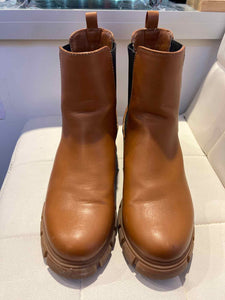 Madden Girl brown Shoe Size 9 booties