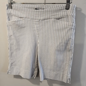 Hilary Radley white/navy Size M shorts – Share the Love Consignment