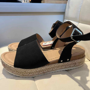 Cushionaire black/tan Shoe Size 9 sandal