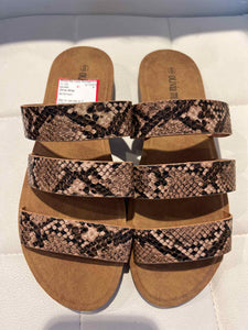 Olivia Miller tan/brown Shoe Size 6 sandals